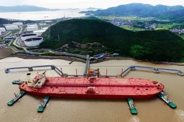 Giá xăng dầu hôm nay 25/2: Tăng hơn 1% nhờ Nga giảm nguồn cung dầu